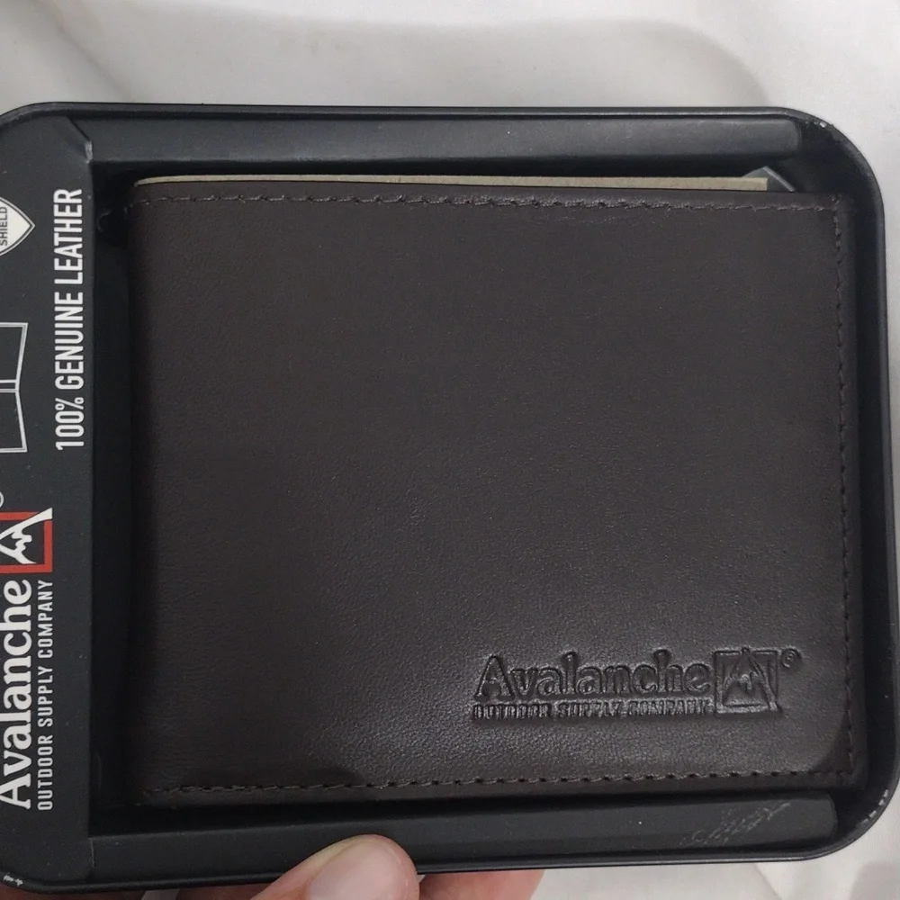 NIB Avalanche Dark Brown 100% Genuine Leather Wallet Built In RFD Shield